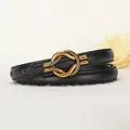 Cintura sottile in pelle nera da donna con fibbia metallica dorata a nodo intrecciato - 100cm / Nero