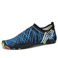 Zapatos de agua negros con trama azul y suelas de goma con salpicaduras de colores - Patchwork Negro Azul