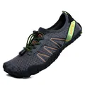 Chaussures aquatiques grises et noires avec points orange et semelles en caoutchouc - Gris