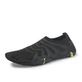 Schwarze, schnelltrocknende Wasserschuhe mit bunten Sohlenakzenten und Netzgewebe - 38 / Schwarz (Stil 168)