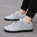 Atmungsaktive graue Barfußschuhe für Damen und Herren mit elastischen Schnellverschlüssen - 36 / Grau