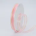 Lichtroze 1.5cm chiffon lint met gouden rand op een witte spoel voor DIY-projecten - Roze Gouden Rand Stijl