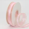 Rosa halbtransparentes Organzaband mit Goldkante auf weißer Spule für DIY-Bastelarbeiten - Rosa