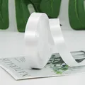 Rollo de cinta de satén blanco brillante para envolver regalos y manualidades en fondo natural - Ancho 1.5cm / Largo 22m / Blanco