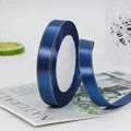 Marineblauw satijnen lint met gouden stiksel, 1,5 cm breed op een witte spoelrol - Donkerblauw