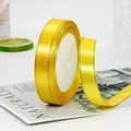 Geel satijnen lint met gouden randen op schuimkern voor cadeauverpakkingen en DIY - Goudgeel