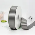 Rouleau de ruban de satin gris foncé brillant pour emballages de cadeaux élégants - Gris