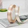 Elegante cinta de satén rosa claro de 1,5 cm con bordes dorados para envolver regalos - Rosa Champaña