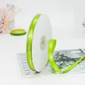 Grasgroen polyester lint met witte Sweetlove-opdruk voor cadeauverpakkingen - Sweetlove Bedrukt / 1 cm Breed / Grasgroen