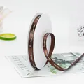 Chocoladebruin satijnen lint met witte Sweetlove-opdruk op een witte spoel - Sweetlove Bedrukt / 1 cm Breed / koffiekleur