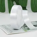 Rollo de cinta de satén blanco para envolver regalos y decoración con elegante acabado - Ancho 2cm / Largo 22m / Blanco
