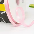 1cm roze satijnen lint op rol voor geschenkverpakking en boeketten op een marmeren doos - Standaard Lange Spoel / Lichtroze