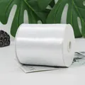 Rollo de cinta de satén blanco brillante para envolver regalos y manualidades DIY - Ancho 0.6cm / Largo 530m / Blanco