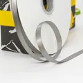Donkergrijs 1cm polyester satijnen lint op witte spoel voor cadeauverpakking - Standaard Lange Spoel / Grijs