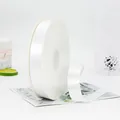 Rouleau de ruban de satin en polyester blanc de 2,5 cm pour emballage de fleurs et gâteaux - Blanc