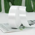 Rollo de cinta de satén blanco brillante para envolver regalos y artesanía - Ancho 2.5cm / Largo 22m / Blanco