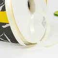 Rol crèmekleurig 1cm enkelzijdig polyester satijnen lint voor luxe geschenkverpakking - Standaard Lange Spoel / Beige