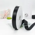Rouleau de ruban de satin noir de 2,5 cm sur bobine pour emballage cadeau et fleurs - Noir (Carte à Petit Trou)