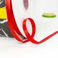 Rol van 1 cm rood polyester satijnen lint voor cadeauverpakking en bloemen - Standaard Lange Spoel / Rood