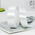 Glanzend wit satijnen lint voor cadeauverpakking, 2,5 cm breed met zijden textuur - 21m Lengte / Gebleekt wit
