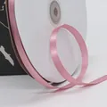 Roze satijnen lint op witte rol voor cadeauverpakking en bloemendecoratie - Standaard Lange Spoel / Roze