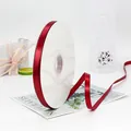 Donkerrood 1cm polyester satijnen lint op spoel voor geschenkverpakking en bloemstukken - Standaard Lange Spoel / Bordeauxrood