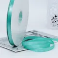 Rol van 1cm mintgroen satijnen lint met gladde afwerking en zijdeachtige glans - Standaard Lange Spoel / Wintertaling Blauw