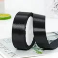 Een rol van 2,5 cm breed zwart satijnen lint met gladde textuur voor geschenken - 10m / Zwart