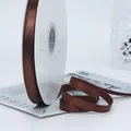 Donkerkoffiebruin satijnen lint van 1cm voor cadeauverpakking en bloemstukken - Standaard Lange Spoel / Licht Koffiebruin