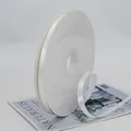 Witte satijnen lintrol van 1 cm breed voor cadeauverpakking en knutselen op wit - Standaard Lange Spoel / Gebroken Wit