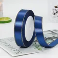 2cm Marineblauw satijnen lint met gouden rand op spoel voor cadeauverpakkingen - Donkerblauw