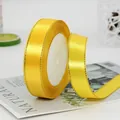 Geel satijnen lint met gouden rand op rol voor cadeauverpakking en decoratieve DIY - Goudgeel