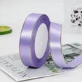 Nastro di raso viola chiaro con bordo dorato su rocchetto per confezioni regalo eleganti - Viola chiaro