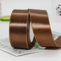 Nastro di raso marrone scuro da 40mm con doppio bordo dorato per pacchi regalo - Caffè