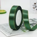 Nastro di raso verde scuro da 2cm con bordo dorato su rocchetto per regali - Verde Scuro