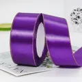 Dunkelviolettes Satinband mit elegantem Goldrand für edle Geschenkverpackungen - Lila