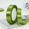 Nastro di raso verde erba con bordo dorato per decorazione di confezioni regalo - Verde militare