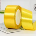 Rotolo di nastro di raso giallo con bordi dorati per confezioni regalo e decorazioni - Giallo Oro