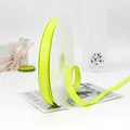 Rotolo di nastro in gros-grain verde fluorescente con trama per pacchi regalo - giallo fluorescente