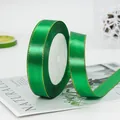 Nastro di raso verde scuro da 2cm con eleganti bordi dorati per pacchi regalo - Verde
