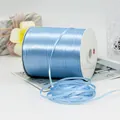 Detailopname van lichtblauw satijnen lint op een geschenkdoos voor cadeauverpakking - 3 Mm 20 Lichtblauw 800m Lint