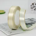 Nastro in raso color crema da 2 cm con eleganti bordi dorati su rotolo bianco - Bianco avorio