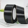 Ruban de satin noir avec bordure dorée sur bobine pour emballage cadeau élégant - Noir