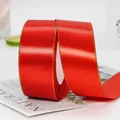 Ruban de satin rouge vif de 4cm avec bords dorés pour emballage de luxe et gâteaux - Rouge