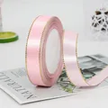 Rotolo di nastro di raso rosa con bordo dorato per confezioni regalo eleganti - Rosa