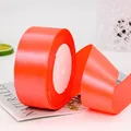 Nastro di raso di poliestere arancione brillante su un lato per decorare regali - Rosso Fluorescente