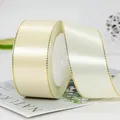 Ruban de satin ivoire 4cm avec doubles bords dorés pour décoration de cadeaux - Blanc Cassé