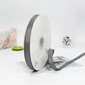 Nastro grosgrain grigio su bobina per confezioni regalo e decorazioni floreali - Grigio
