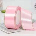 Ruban en satin rose clair avec bordure dorée sur bobine pour emballage cadeau et DIY - Rose