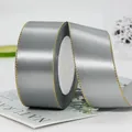 Ruban de satin gris argenté avec bords dorés pour emballage cadeau et artisanat - Gris